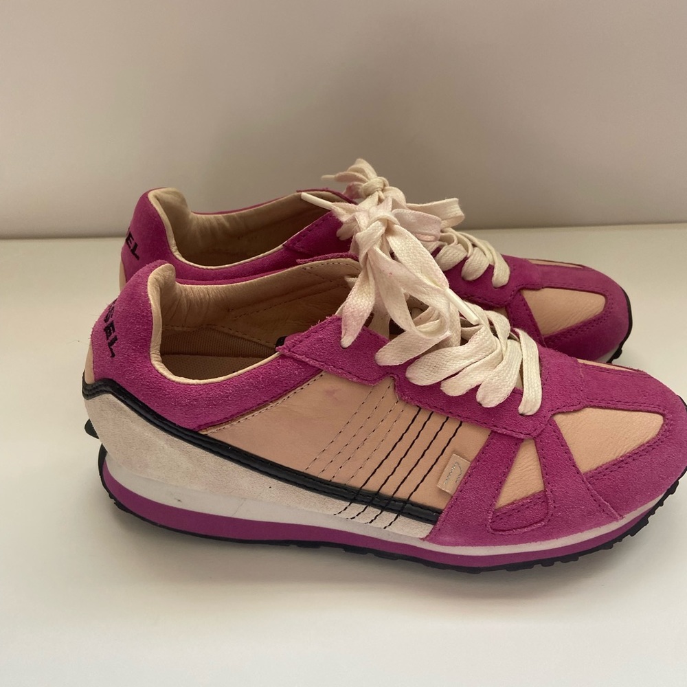 Woman’s Diesel Sneakers 7.5 Brand NEW
